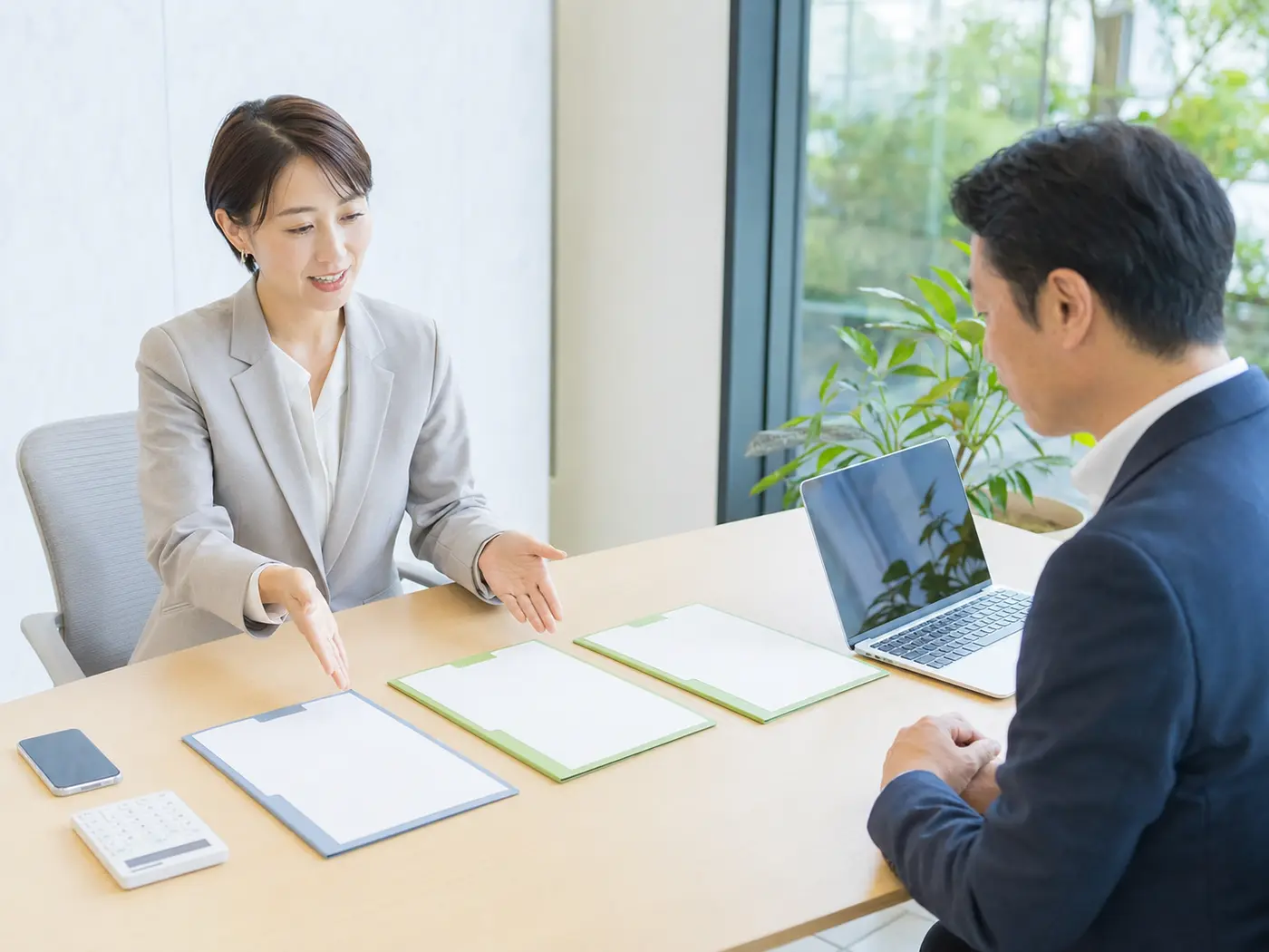 LINE公式アカウント構築の3つのプランを説明する日本人女性ディレクター